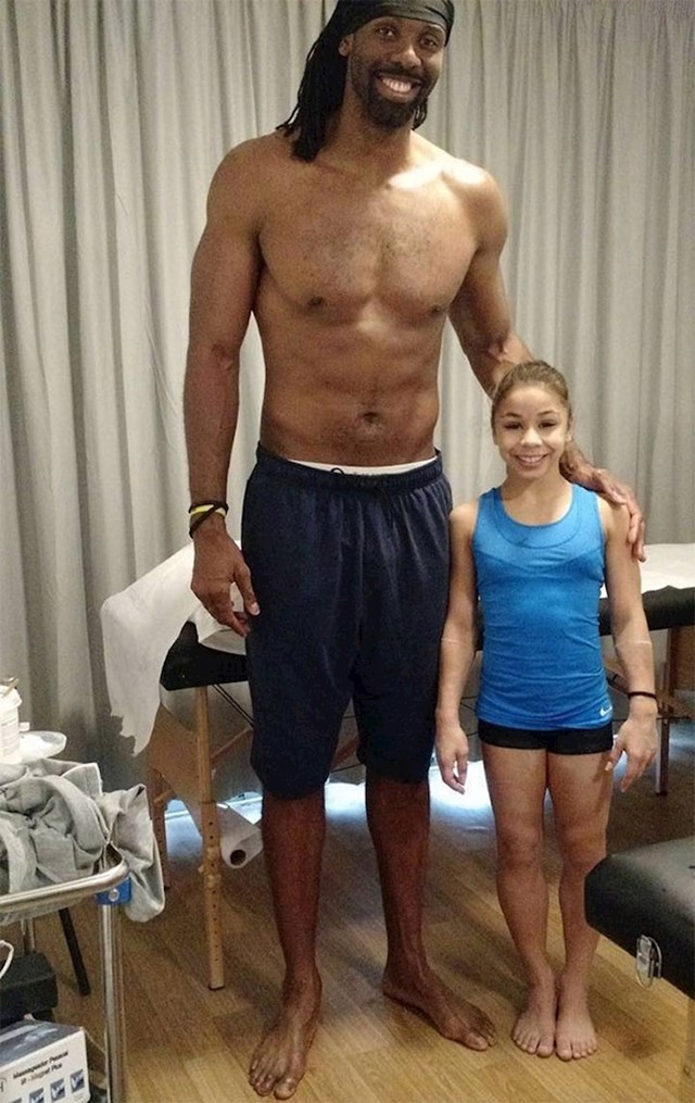 Gimnastičarka Flavia Saraiva (133 cm) i košarkaš Nene (211 cm)