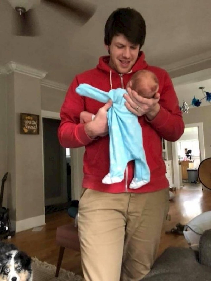 Pogledajte malo bolje i vidjet ćete gdje su bebine noge zapravo.