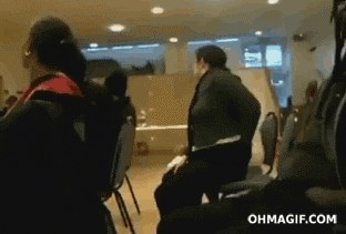 ŠTO TO RADI?! Dok su sjedili u čekaonici, primijetili su nešto odvratno