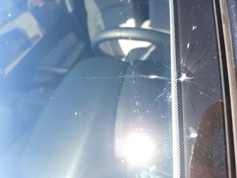 "Jučer sam kupio novi auto. Išao sam na svoju prvu vožnju i odjednom mi je kamenčić pogodio vjetrobransko staklo. Sad trebam platiti novo."