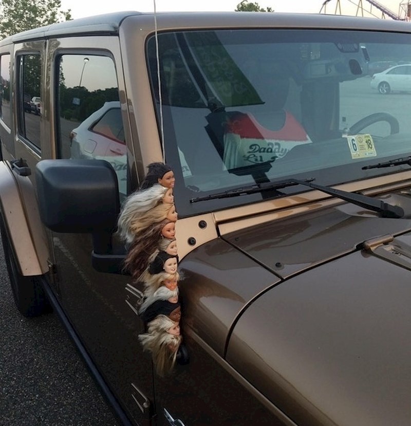 Nije baš jasno... Mrzi li vlasnica ovog auta barbike ili ih voli?
