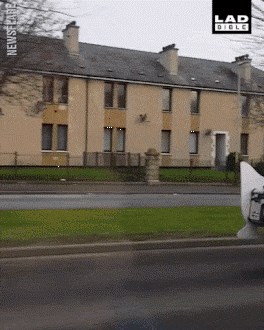 Muškarac je svoj motocikl na genijalan način pretvorio u sanjke Djeda Božićnjaka