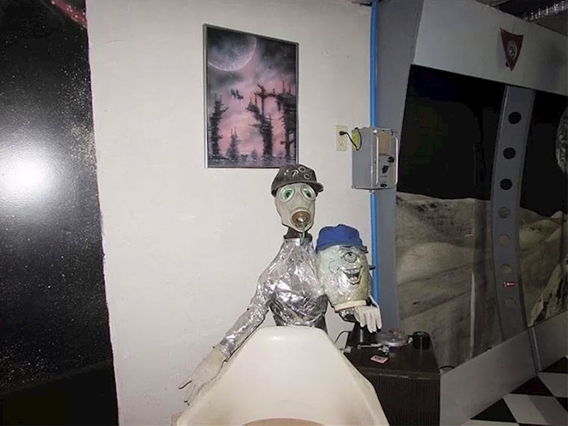 U jednoj od soba nalazi se ovaj čudni alien...