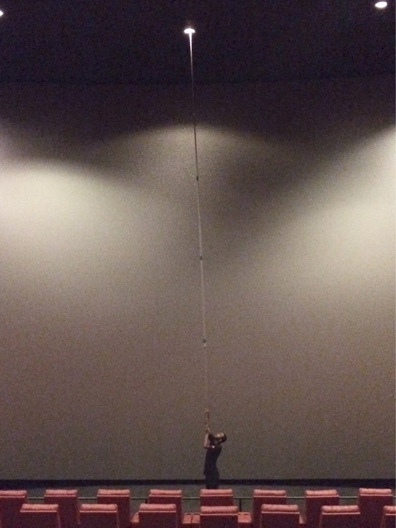 Ovako izgleda popravljanje rasvjete u velikoj kino dvorani.