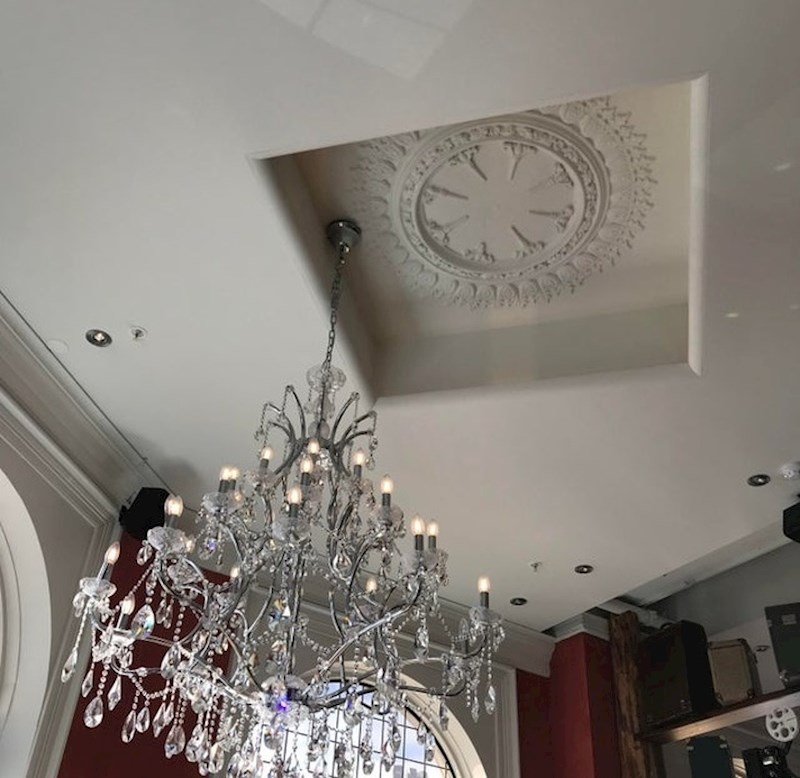 "Ovaj luster u restoranu u kojem sam jeo toliko me naživcirao. Zašto nije mogao biti u sredini??"