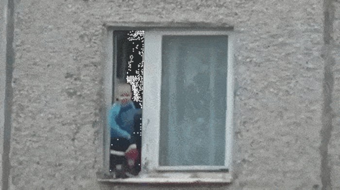 GDJE SU RODITELJI?! Netko je snimio stravičan prizor na prozoru susjedne zgrade