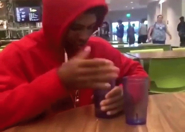 Mladić je zavrtio čašu pa izveo nešto za što nikad ne biste rekli da je moguće