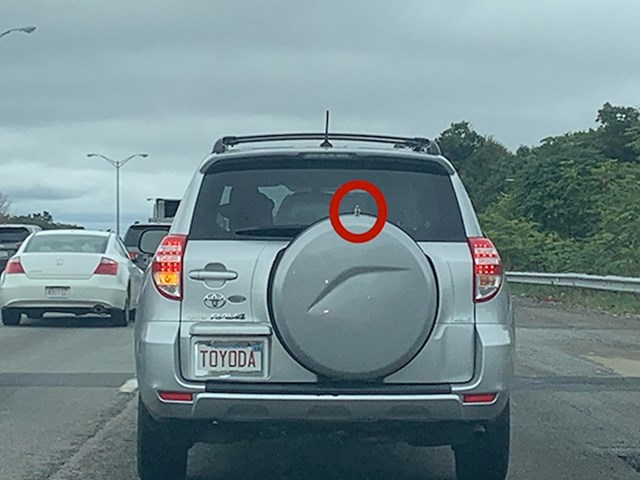 Ova Toyota ima registracijsku oznaku "Toyoda" i malog Yodu (lik iz Ratova zvijezda) na stražnjoj strani.