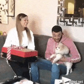 Ovako djevojke zamišljaju partnerovu reakciju na njihov savršen rođendanski poklon