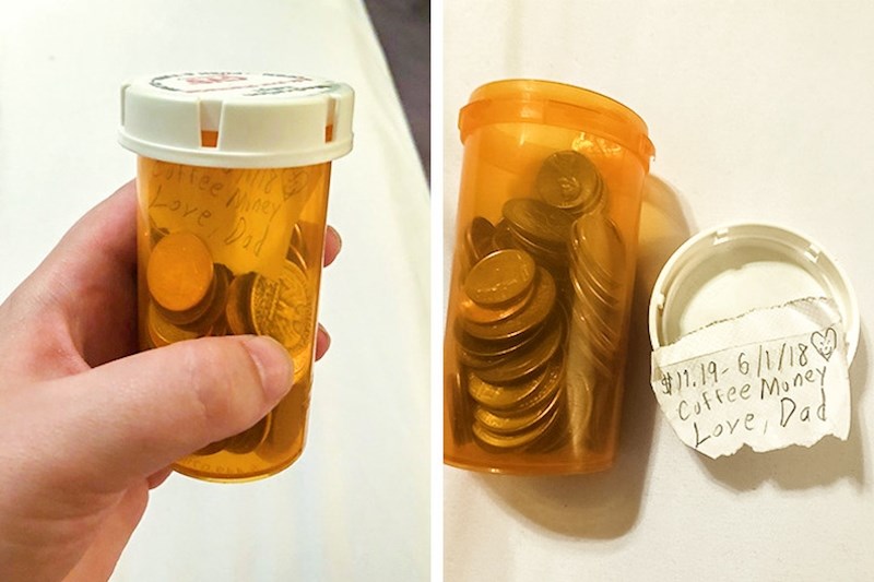 "Moj otac je fizički i mentalno hendikepiran i ne može zarađivati novac, no iz nekog razloga je u zadnjih par tjedana skupljao kovanice. Jednog dana sam se vratio kući i vidio ovo. Dočekala me je mala porukica, poklonio mi je novac za kavu."