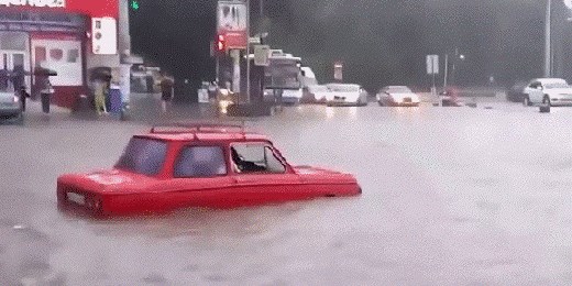 Ulice su bile skroz poplavljene, jedan vozač je svojom reakcijom nasmijao prolaznike