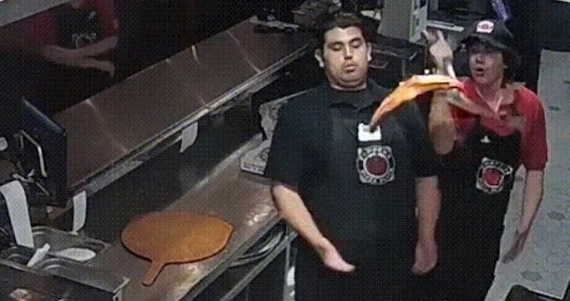 Kamera je snimila spretnog radnika kuhinje koji se odmah snašao i spasio tek ispečenu pizzu