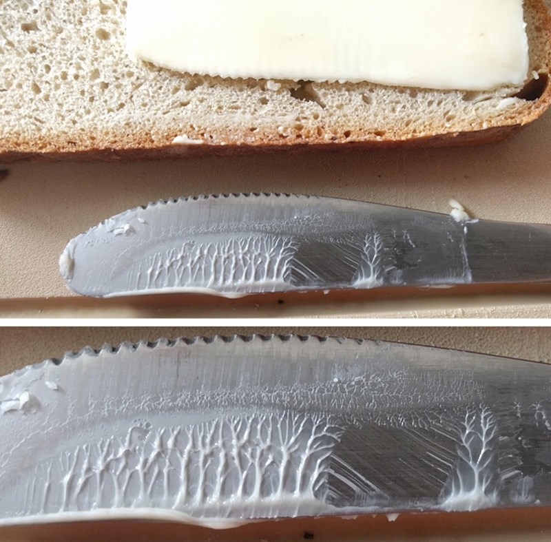 Dok je rezala maslac, primijetila je da je na nožu ostao "ukras" koji izgleda kao šuma.