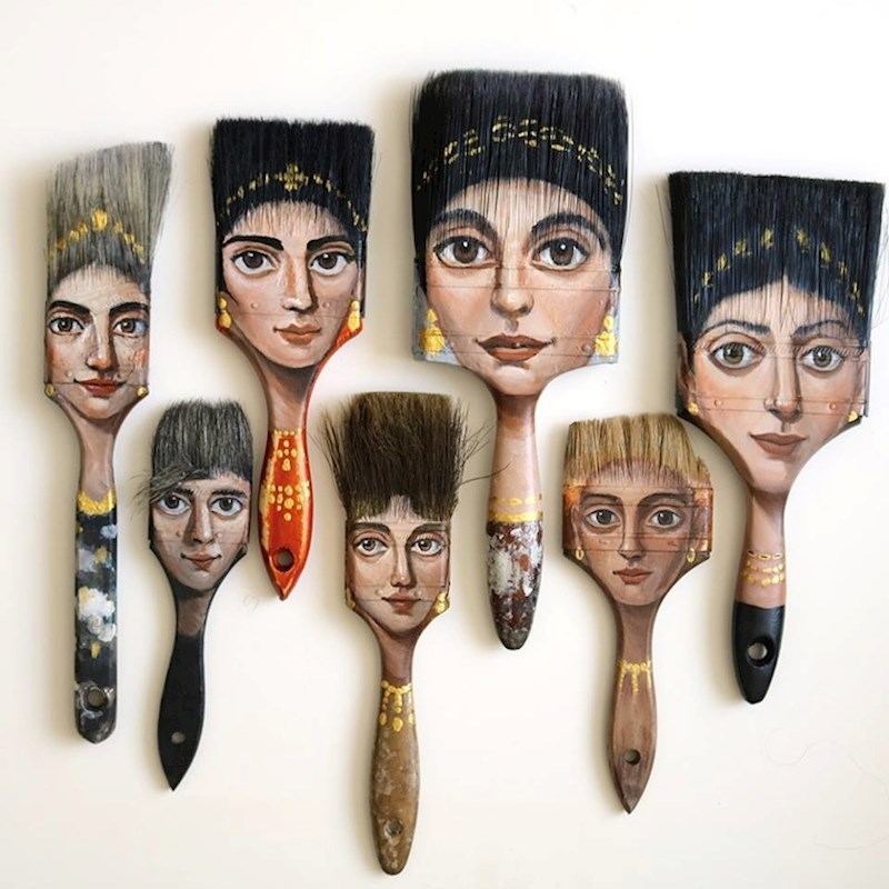 Stare i korištene kistove pretvorila je u zanimljiv ukras za zid.