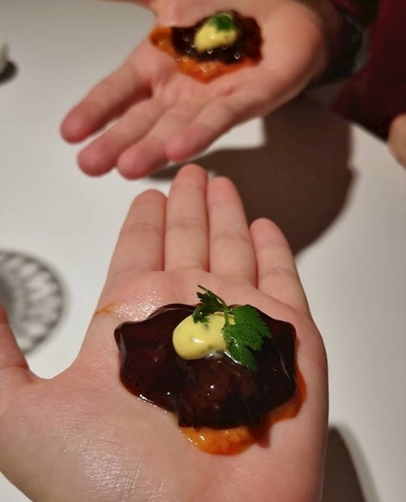 "Ovo je bio najskuplji restoran koji smo ikad posjetili. Kuhar nam je hranu servirao doslovno na dlanovima."