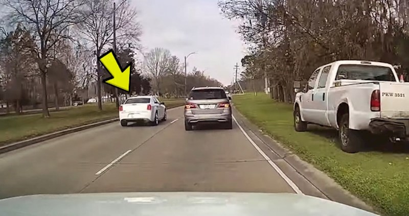 Auto kamera snimila je što se dogodilo vozaču koji nije gledao gdje vozi