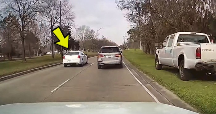 Auto kamera snimila je što se dogodilo vozaču koji nije gledao gdje vozi