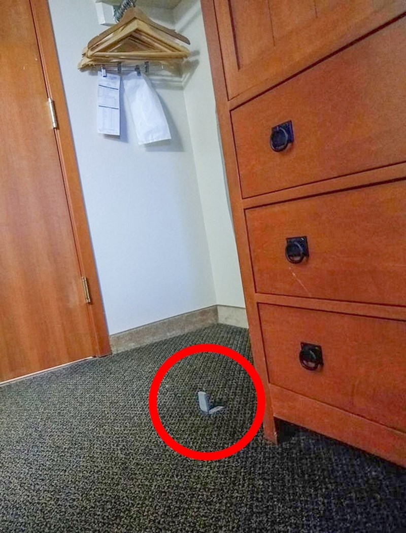 "Ovo malo sranje za zaustavljanje vrata mi je rasturilo mali prst na nozi."