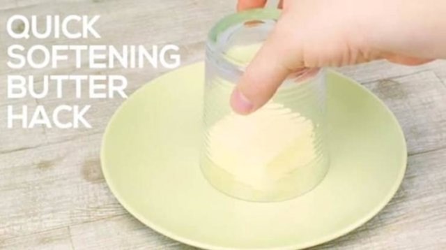 Mrzite kad vam je maslac pretvrd? Pokrijte ga nakratko (1-2 minute) toplom čašom, tako će postati mekši.