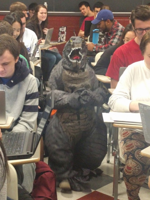 "Moja rođakinja je profesorica u školi. Dijete joj je imalo proljetne praznike pa je htio s njom ići u školu u kojoj ona radi. Htio je obući Godzilla kostim."