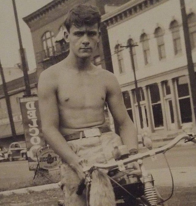 "Na ovoj fotografiji iz 1949. godine je moj djed imao 14 godina, vozio se na svom novom motoru u Daytonu, Ohio."