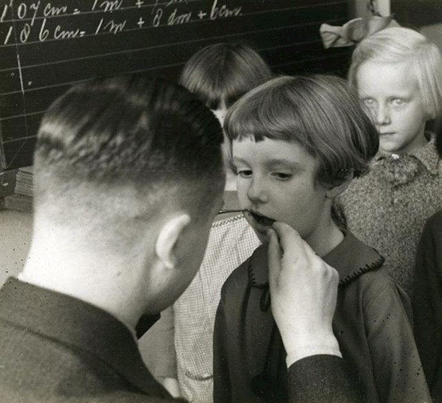 Pregled zuba u učionici, 1935.