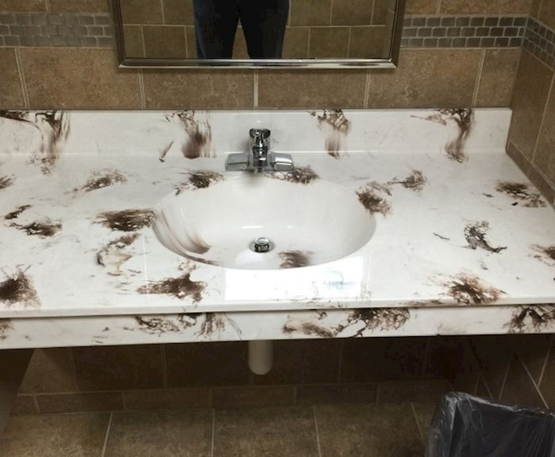 Ovaj umivaonik nije prljav. Smeđe mrlje su zapravo loše smišljen dizajn.