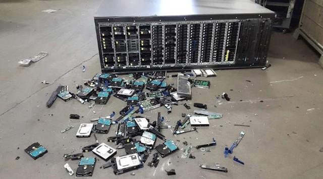 Srušili su server, ali doslovno.