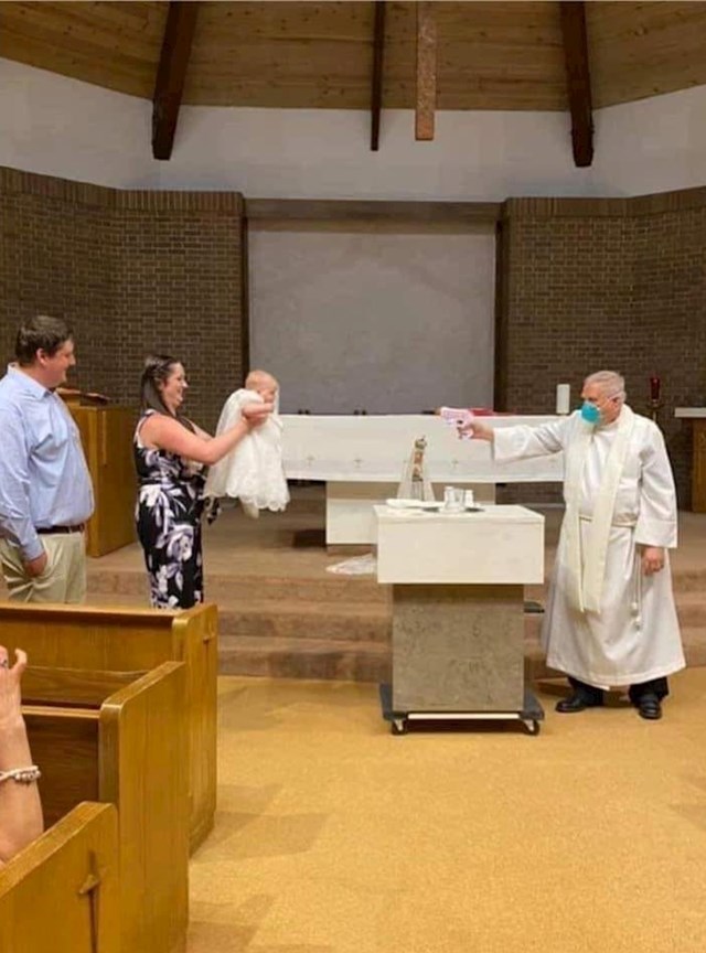 Je li svećenik stvarno ovako krstio dijete?