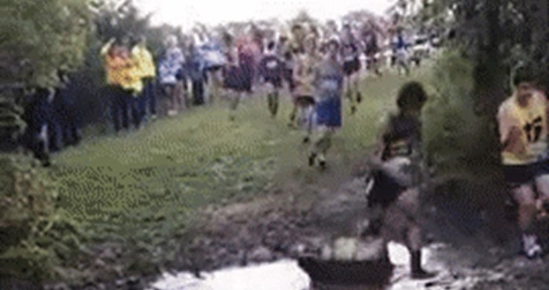 Ovaj mladi trkač je čudnim potezom privukao pažnju gledatelja, razlikovao se od ostalih natjecatelja