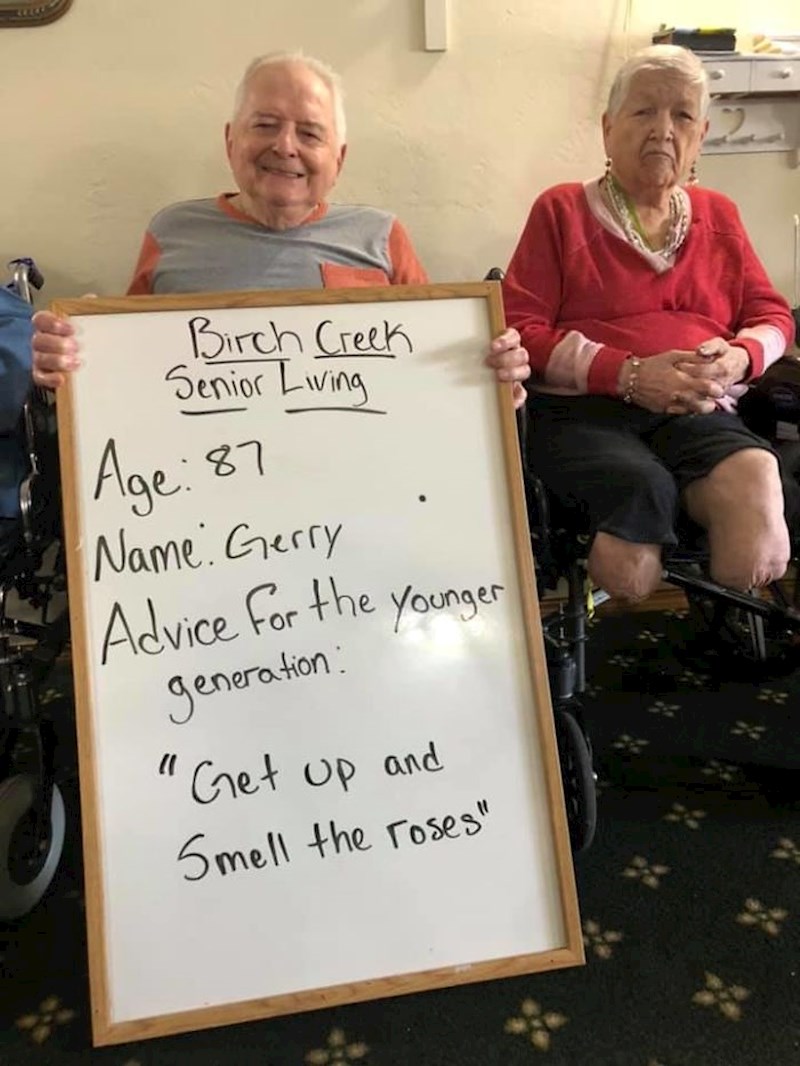 "Digni se i pomiriši ruže."