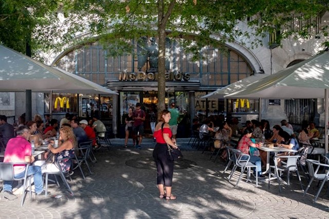 "U ovom McDonald'su je bila gomila ljudi kad sam došao u kasnim poslijepodnevnim satima. Bilo je ljeto i u Portugalu je bilo jako puno turista."