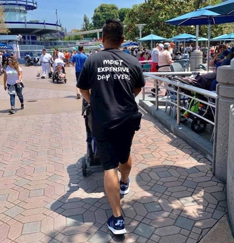 Tata u Disneylandu nosi majicu s natpisom "Najskuplji dan ikad!"