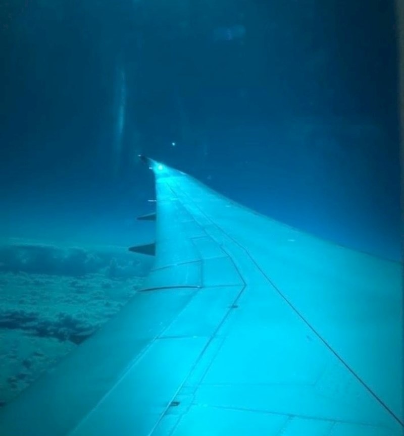 Avion koji zbog plavih prozora izgleda kao da je pod vodom...