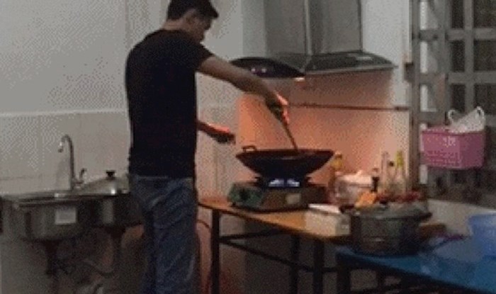 U kuhinji je pripremao večeru, a onda ga je nešto odjednom jako uplašilo
