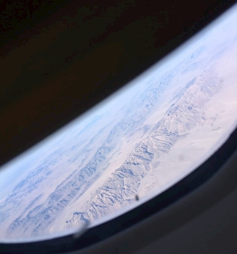 Letio je u putničkom avionu na relaciji Bangkok - London. Zbog poluspuštenog zastora je na fotki izgledalo kao da lete u svemiru...