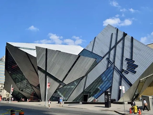 Često poznat kao "najomraženija građevina u Kanadi", ROM Crystal u Torontu bombardiran je ozbiljnim kritikama kad je bio tek dovršen.