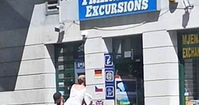 "BORBA ZA NOVAC" Netko je u Omišu slikao što se dogodi kada bankomat postave previsoko
