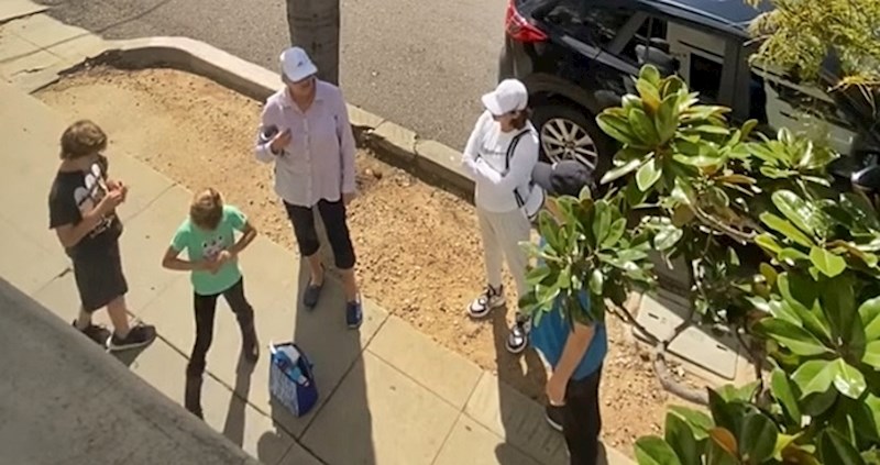 Pogledajte kako je netko otjerao ljude koji su se unatoč upozorenjima okupili u grupi