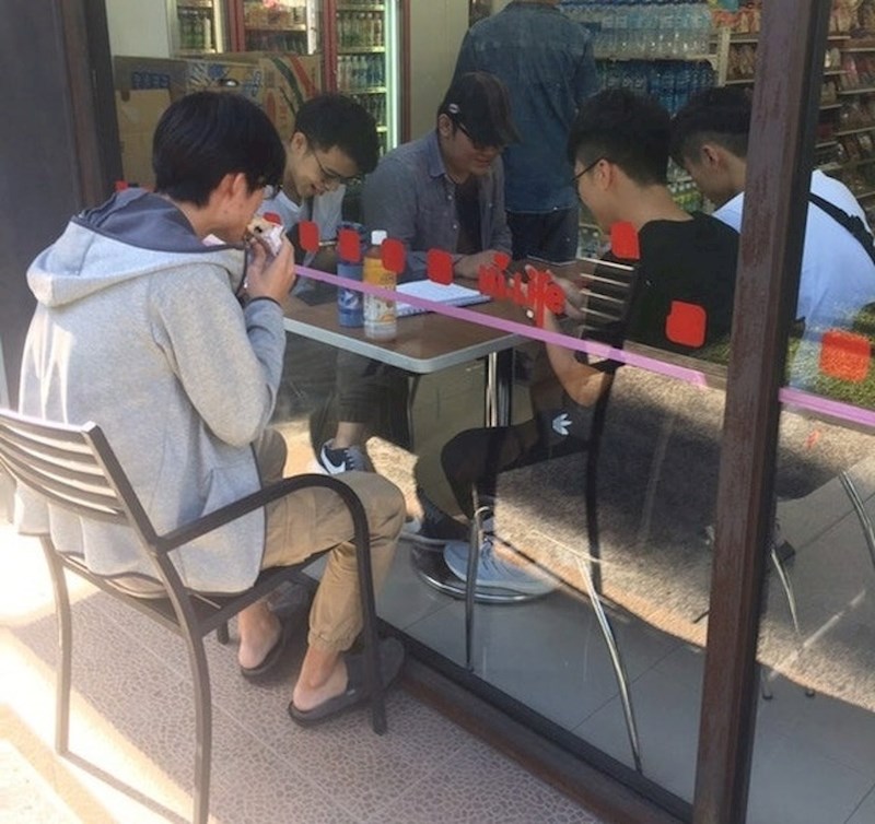 Ono kad se istovremeno želiš družiti s prijateljima i sjediti vani...