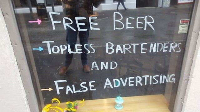 Kafić u Irskoj postavio je natpis: "Besplatno pivo, toples konobarice, lažne reklame"