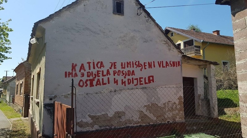 Evo što je netko napisao na kući: