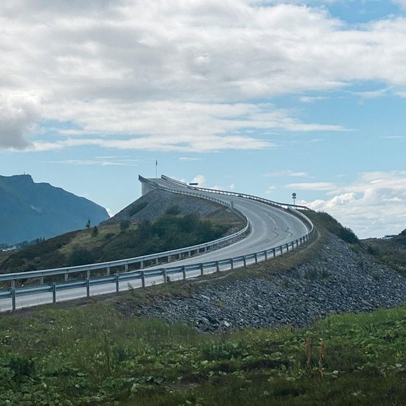 Ovaj most je izgledao kao da vodi u provaliju.