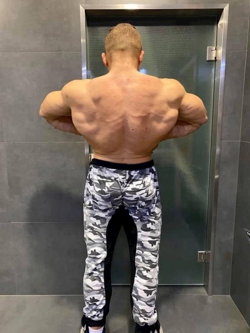 Zbog hlača je izgledao kao da ima jako tanke noge.