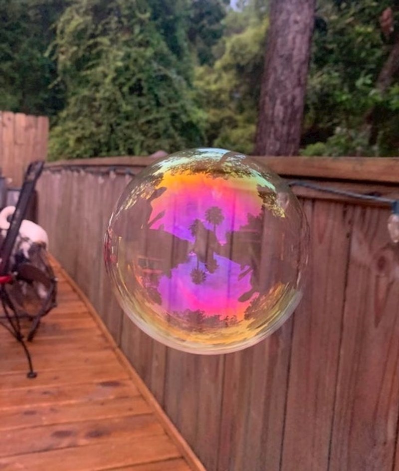 Refleksija na balončiću izgleda prekrasno...