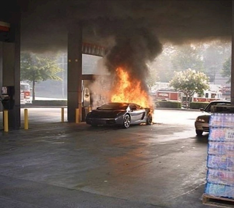 Išao je platiti gorivo, a onda je shvatio da s njegovim skupim autom nešto nije u redu.