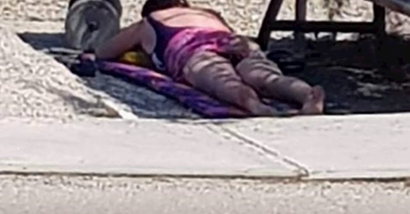 Gospođa je na plaži pronašla savršeno mjesto s hladnom, pogledajte što je nasmijalo prolaznike