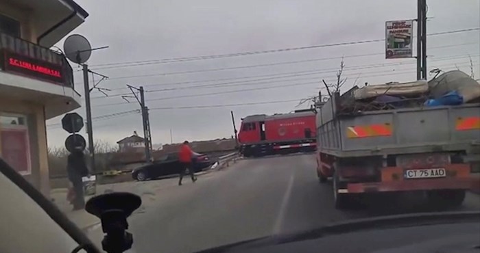 Vozači nisu mogli vjerovati svojim očima: Pogledajte zašto se ovaj vlak hitno zaustavio