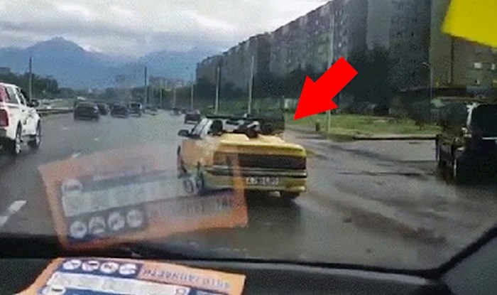Mladići su nakon kiše imali velikih problema s autom, drugi vozač je snimio urnebesnu scenu