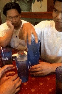 Lik je puhnuo u čašu i uspješno izveo trik za koji bi vam trebalo puno pokušala